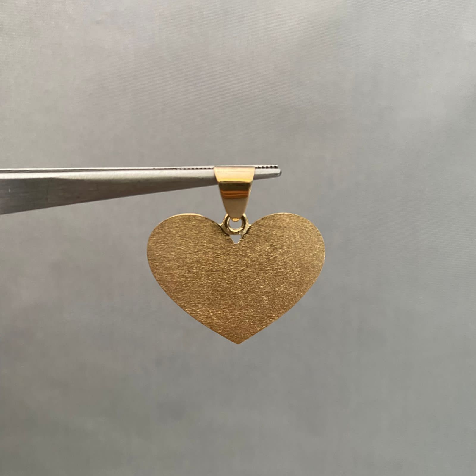 Dije placa corazon lisa (POR FABRICACION) Oro amarillo 18k 3,5 Gr / 3,0 Cm